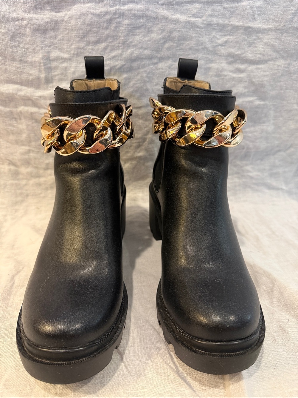 Steve Madden Chelsea Amulet bootie with removable gold chain accent size 7.5